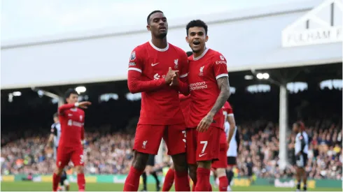 Foto: Justin Setterfield/Getty Images – Jogadores do Liverpool comemoram gol.
