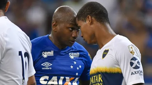 Sassá, ex-jogador do Cruzeiro, encara jogador do Boca Juniors em confornto pela Libertadores, no Mineirão, em 2018. 
