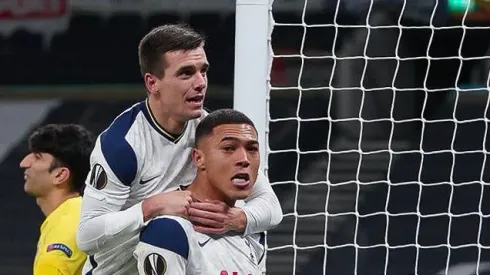 Carlos Vinícius com a camisa do Tottenham. Centroavante não vai jogar no Timão.
