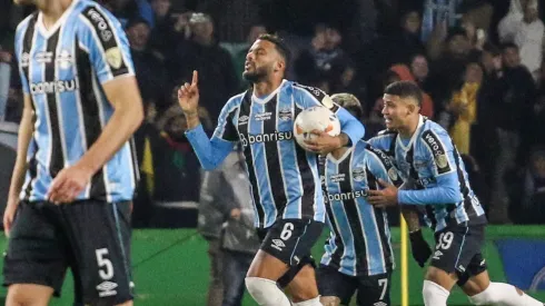 Lateral-esquerdo resolveu o jogo para o Tricolor Gaúcho. Leonardo Hübbe/AGIF.
