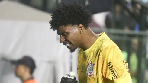 Goleiro foi ovacionado pela torcida do Timão. Gabriel Machado/AGIF.
