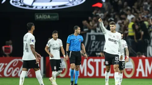  Pedro Raul do Corinthians comemora com seus companheiros de equipe após marcar o quarto gol de sua equipe durante um jogo do Grupo F entre o Corinthians e o Nacional como parte da Copa CONMEBOL Sudamericana 2024 no Neo Quimica Arena 
