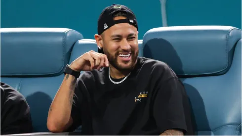 Foto: Megan Briggs/Getty Images – Neymar em estádio de futebol.
