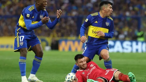 Advíncula e Medel, do Boca, contra o Independiente Rivadavia (Foto: Alejandro Pagni/Imago)
