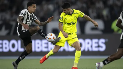 Gregore jogador do Botafogo disputa lance com Flaco Lopez jogador do Palmeiras durante partida no estadio Engenhao pelo campeonato Copa Libertadores 2024. 
