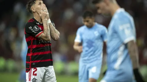 Varela jogador do Flamengo lamenta durante partida contra o Bolivar. Foto: Jorge Rodrigues/AGIF
