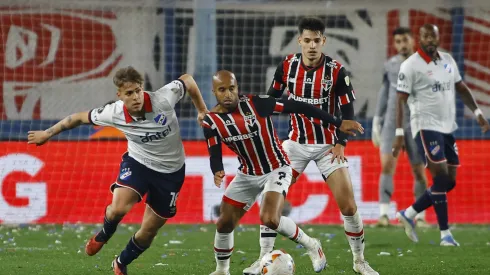 Jogadores do Nacional e São Paulo. (Foto de Ernesto Ryan/Getty Images)
