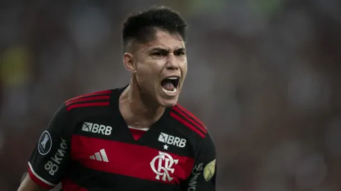 Jogador comemora seu gol em jogo da Libertadores. Jorge Rodrigues/AGIF.
