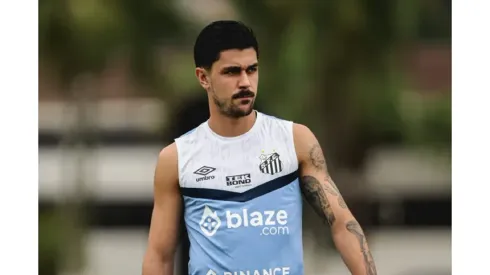 Foto: Reinaldo Campos/AGIF – João Basso, zagueiro do Santos
