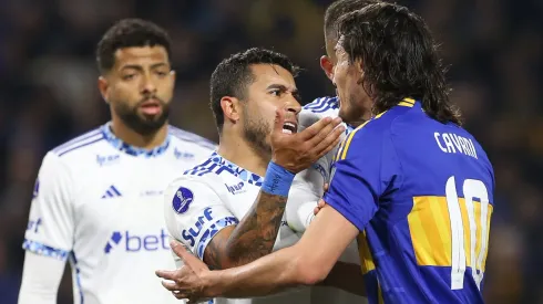 BUENOS AIRES, ARGENTINA - AUGUST 15: William of Cruzeiro argues with Edinson Cavani of Boca Juniors during the 2024 Copa CONMEBOL Sudamericana round of 16 first leg match between Boca Juniors and Cruzeiro at Estadio Alberto J. Armando on August 15, 2024 in Buenos Aires, Argentina. (Photo by Daniel Jayo/Getty Images)