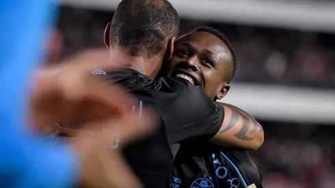 LA PLATA, ARGENTINA - APRIL 23: Nathan Fernandes (R) of Gremio celebrates with teammate Joao Pedro Galvao after scoring the team's first goal during a Copa CONMEBOL Libertadores 2024 Group C match between Estudiantes and Gremio at Jorge Luis Hirschi Stadium on April 23, 2024 in La Plata, Argentina. (Photo by Marcelo Endelli/Getty Images)