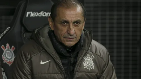 SAO PAULO, BRAZIL - AUGUST 10: Head coach Ramon Diaz of Corinthians looks on from the bench during the Brasileirao 2024 match between Corinthians and Red Bull Bragantino at Neo Quimica Arena on August 10, 2024 in Sao Paulo, Brazil. (Photo by Ricardo Moreira/Getty Images)