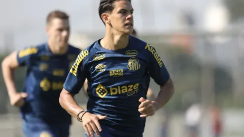 SP – SANTOS – 21/06/2024 – SANTOS, TREINO – JP Chermont jogador do Santos durante treino no Centro de Treinamento CT Rei Pele. Foto: Reinaldo Campos/AGIF