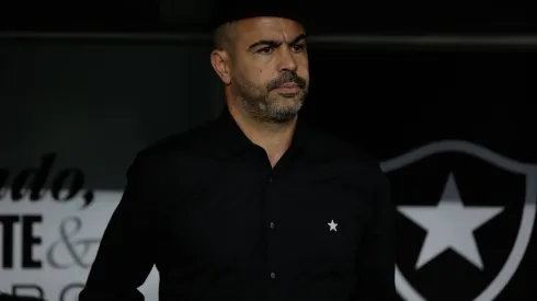 Soccer - Brasileirao 2024 - Botafogo 0:0 Internacional RIO DE JANEIRO, BRAZIL - JULY 20: ARTUR JORGE, Head Coach of Botafogo, looks on before the match between Botafogo and Internacional as part of Brasileirao 2024 at Nilton Santos Stadium on July 20, 2024 in Rio de Janeiro, Brazil. Rio de Janeiro Nilton Santos Stadium Brazil Copyright: xRuanoxCarneiroxRuanoxCarneirox