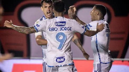 Dinenno comemorando um dos seus gols contra o Vitória