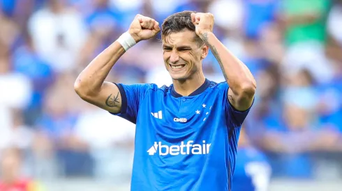 Dinenno jogador do Cruzeiro comemora seu gol durante partida contra o Patrocinense no estadio Mineirao pelo campeonato Mineiro 2024