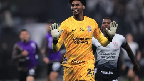 SP - SAO PAULO - 20/08/2024 - COPA SUL-AMERICANA 2024, CORINTHIANS X BRAGANTINO - Hugo Souza goleiro do Corinthians comemora defesa de penalti durante partida contra o Bragantino no estadio Arena Corinthians pelo campeonato Copa Sul-Americana 2024. Foto: Ettore Chiereguini/AGIF