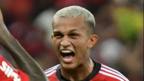 Wesley comemorando gol pelo Flamengo