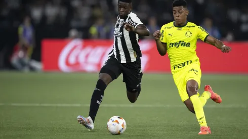 Luiz Henrique jogador do Botafogo disputa lance com Wanderlan jogador do Palmeiras. Foto: Jorge Rodrigues/AGIF