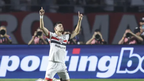 SAO PAULO, BRAZIL - AUGUST 22: Bobadilla of Sao Paulo celebrates after scoring the first goal of his team during a Copa CONMEBOL Libertadores 2024 Round of 16 second leg match between Sao Paulo and Nacional at MorumBIS on August 22, 2024 in Sao Paulo, Brazil. (Photo by Alexandre Schneider/Getty Images)