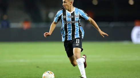 CURITIBA, BRAZIL - AUGUST 13: Miguel Monsalve of Gremio controls the ball during the Copa CONMEBOL Libertadores round of 16 first leg match between Gremio and Fluminense at Couto Pereira Stadium on August 13, 2024 in Curitiba, Brazil. (Photo by Heuler Andrey/Getty Images)