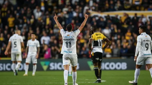 Monsalve, jogador do Gremio comemora seu gol durante partida contra o Criciuma no estadio Heriberto Hulse pelo campeonato Brasileiro A 2024
