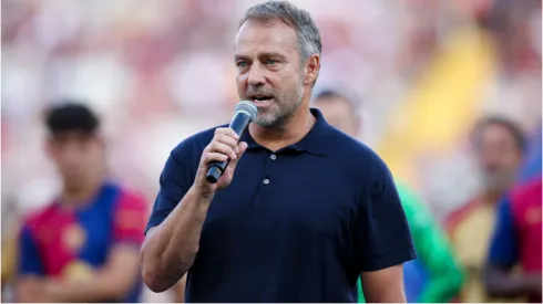 Foto: Eric Alonso/Getty Images - Hansi Flick fala sobre saída de Vitor Roque do Barcelona.