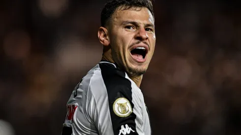 RJ - RIO DE JANEIRO - 03/07/2024 - BRASILEIRO A 2024, VASCO X FORTALEZA - Hugo Moura jogador do Vasco comemora gol durante partida contra o Fortaleza no estadio Sao Januario pelo campeonato Brasileiro A 2024. Foto: Thiago Ribeiro/AGIF
