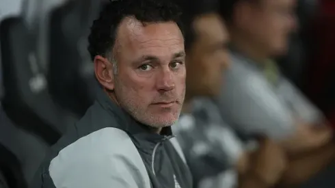 Gabriel Milito, treinador do Atlético Mineiro, observa o jogo contra o Botafogo pelo Brasileirao 2024 no Estádio Nilton Santos