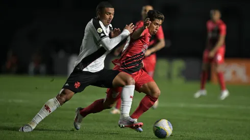 Mateus Cocão jogador do Vasco disputa lance com João Cruz jogador do Athletico-PR. Foto: Jorge Rodrigues/AGIF