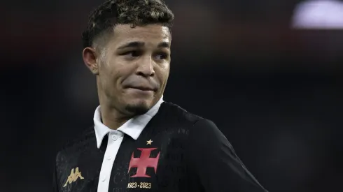 Vasco vai ao mercado e busca substituto de Adson