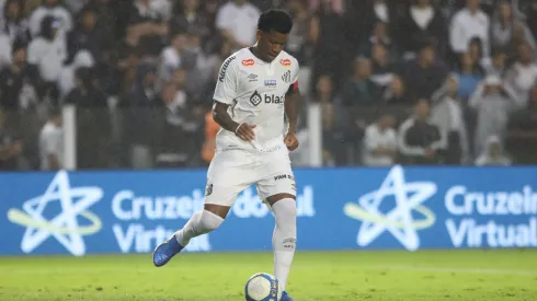 Gil jogador do Santos durante partida contra o Amazonas. Foto: Reinaldo Campos/AGIF
