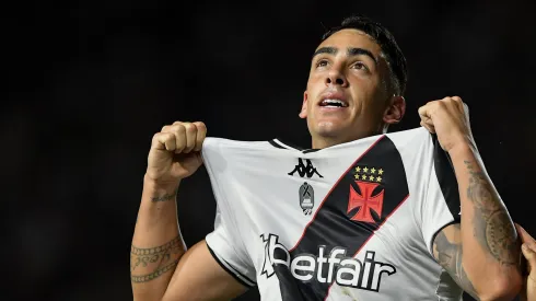 Puma Rodriguez jogador do Vasco comemora seu gol durante partida contra o Athletico-PR. Foto: Thiago Ribeiro/AGIF