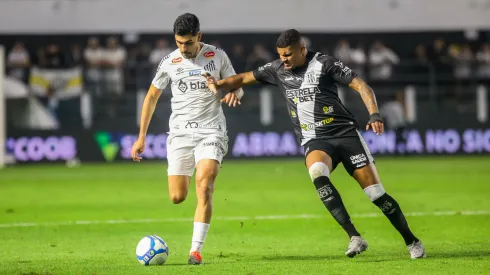 João Basso jogador do Santos durante partida contra a Ponte Preta. Foto: Reinaldo Campos/AGIF
