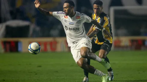 SP - SANTOS - 24/08/2024 - BRASILEIRO B 2024, SANTOS X AMAZONAS - Wendel jogador do Santos durante partida contra o Amazonas no estadio Vila Belmiro pelo campeonato Brasileiro B 2024. Foto: Reinaldo Campos/AGIF