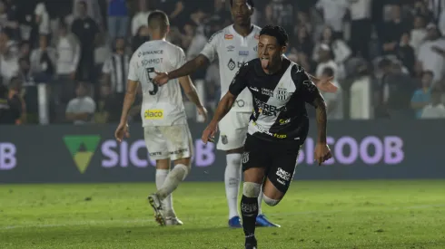 Dodo jogador do Ponte Preta comemora seu gol durante partida contra o Santos. Foto: Anderson Romao/AGIF