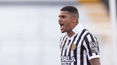 SP - CAMPINAS - 04/08/2024 - BRASILEIRO B 2024, PONTE PRETA X AVAI - Jeh jogador do Ponte Preta comemora seu gol durante partida contra o Avai no estadio Moises Lucarelli pelo campeonato Brasileiro B 2024. Foto: Diogo Reis/AGIF
