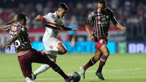 Nestor jogador do Sao Paulo disputa lance com Antonio Carlos jogador do Fluminense. Foto: Anderson Romao/AGIF