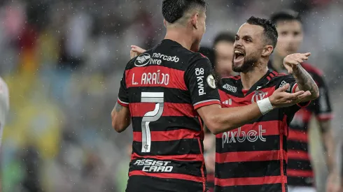 Michael jogador do Flamengo comemora gol com Luiz Araujo. Foto: Thiago Ribeiro/AGIF