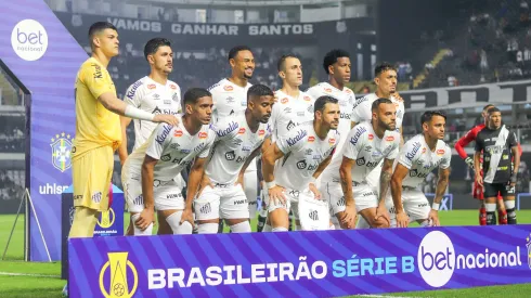Jogadores do Santos posam para foto antes na partida contra Ponte Preta no estadio Vila Belmiro pelo campeonato Brasileiro B 2024