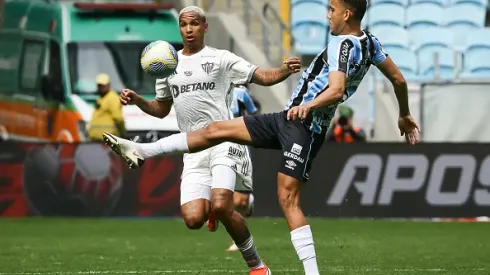 Deyverson, jogador do Atlético-MG disputa a bola com Gustavo Martins do Gremio durante partida pelo Brasileirão 2024 na Arena em Porto Alegre