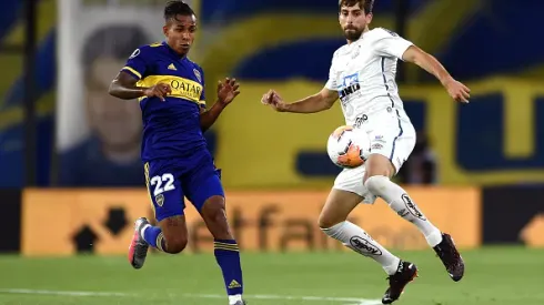 Luan Peres do Santos durante a semifinal da primeira partida entre o Boca Juniors e o Santos como parte da Copa CONMEBOL Libertadores 2020 no Estádio Alberto J. Armando