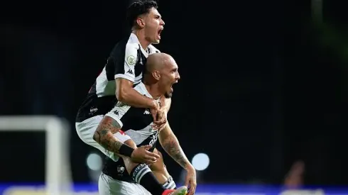 Maicon do Vasco da Gama comemora com Pablo Galdames do Vasco da Gama após marcar o primeiro gol da equipe durante a partida entre Vasco da Gama e Vitória como parte do Brasileirao 2024 no Estádio São Januário
