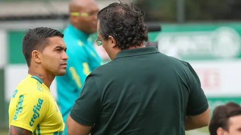 Alexandre Mattos diz que Dudu perdeu oportunidade em recusar o Cruzeiro pelo Palmeiras<br />
Treino Do Palmeiras SO Paulo SP 22 11 2016 Treino Do Palmeiras Pictured Dudu Player conversation with Director of Football Alexandre Mattos during Training ON Tuesday 22 AT The Football Academy in Barra Funda in SO Paulo SP Photo Jales Valquer Fotoarena x1233725x PUBLICATIONxNOTxINxBRAxCHN JalesxValquer
