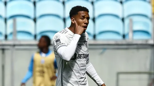 PORTO ALEGRE, BRAZIL – SEPTEMBER 1: Brahian Palacios of Atletico Mineiro gestures during the match between Gremio and Atletico Mineiro as part of Brasileirao 2024 at Arena do Gremio on September 1, 2024 in Porto Alegre, Brazil. (Photo by Pedro H. Tesch/Getty Images)
