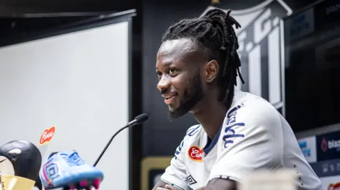 Yusupha Njie sendo apresentado pelo Santos. Foto: Raul Baretta/ Santos FC/ Flickr
