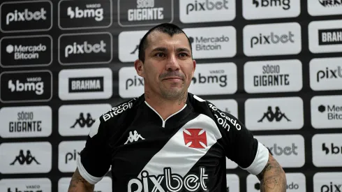 RJ – RIO DE JANEIRO – 13/07/2023 – VASCO, APRESENTACAO GARY MEDEL – Gary Medel durante sua apresentacao oficial como jogador do Vasco em coletiva de imprensa realizada no CT Moacyr Barbosa. Foto: Thiago Ribeiro/AGIF
