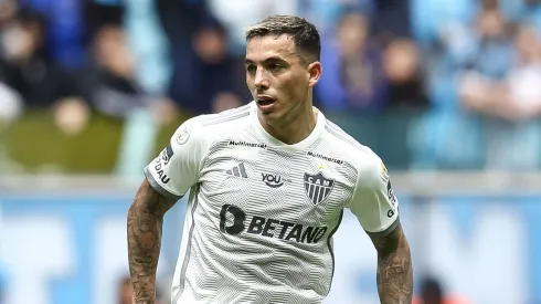 PORTO ALEGRE, BRAZIL – SEPTEMBER 1: Renzo Saravia of Atletico Mineiro controls the ball during the match between Gremio and Atletico Mineiro as part of Brasileirao 2024 at Arena do Gremio on September 1, 2024 in Porto Alegre, Brazil. (Photo by Pedro H. Tesch/Getty Images)
