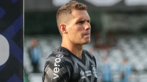 PR – CURITIBA – 01/06/2024 – BRASILEIRO A 2024, GREMIO X BRAGANTINO – Rafael Cabral goleiro do Gremio durante execucao do hino nacional antes da partida contra o Bragantino no estadio Couto Pereira pelo campeonato Brasileiro A 2024. Foto: Robson Mafra/AGIF
