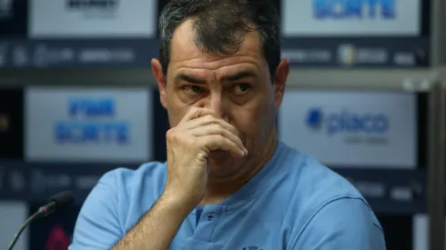 Carille em coletiva na sala de imprensa do Santos
